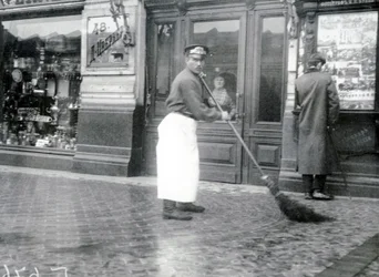 Vägsopare på Nevski Prospekt, St Petersburg, 1913